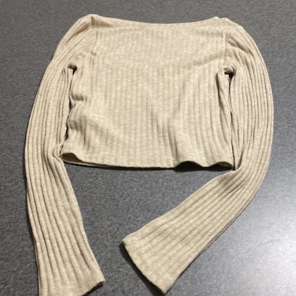 Forever, 21 women’s cropped ribbed color tan long sleeve size medium - Picture 4 of 4